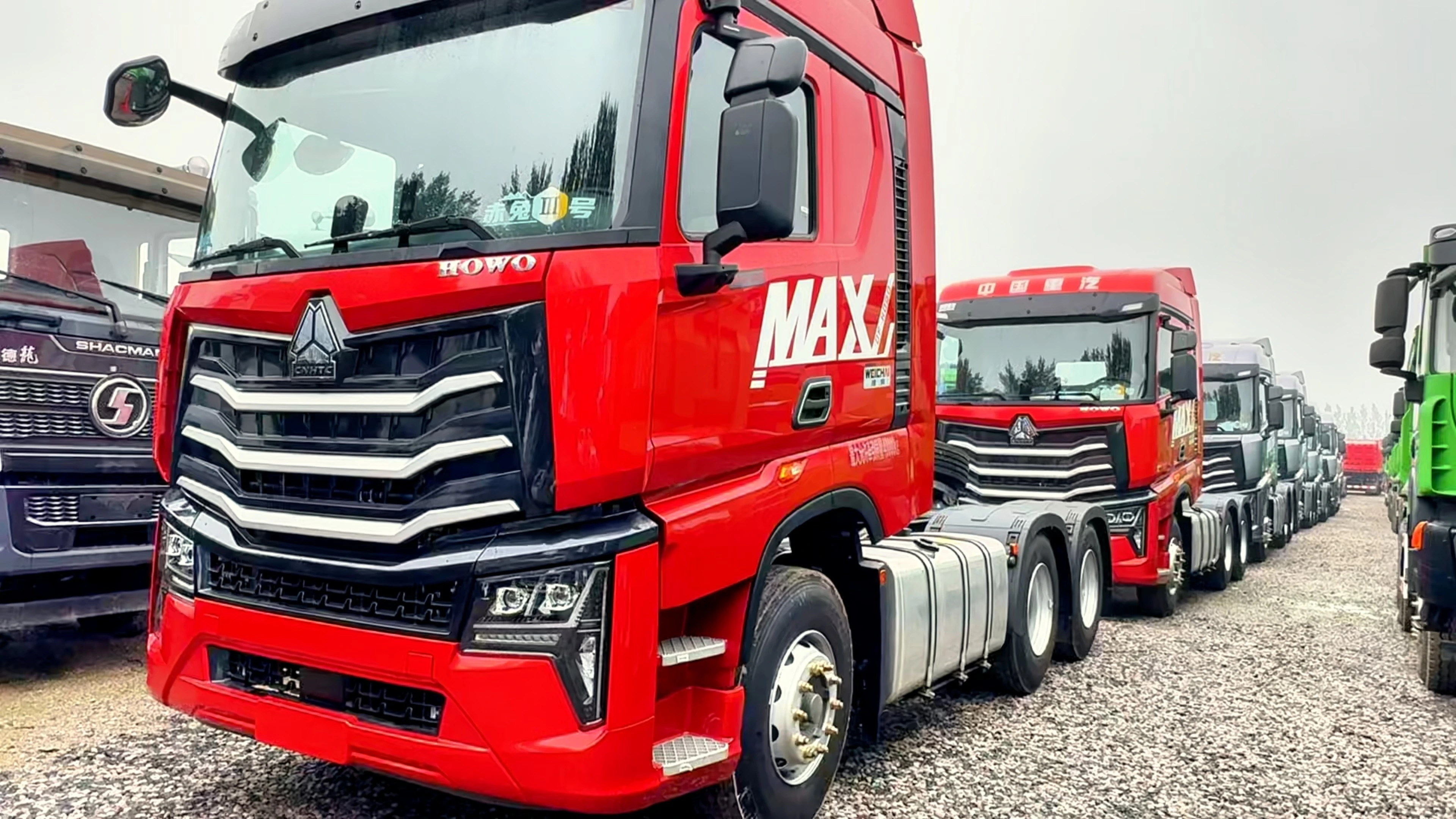 Sinotruk Tractor Head Red HOWO 480HP 6X4 High-Visibility Heavy-duty Medium-Long Haul Cargo/Container Tractor 1