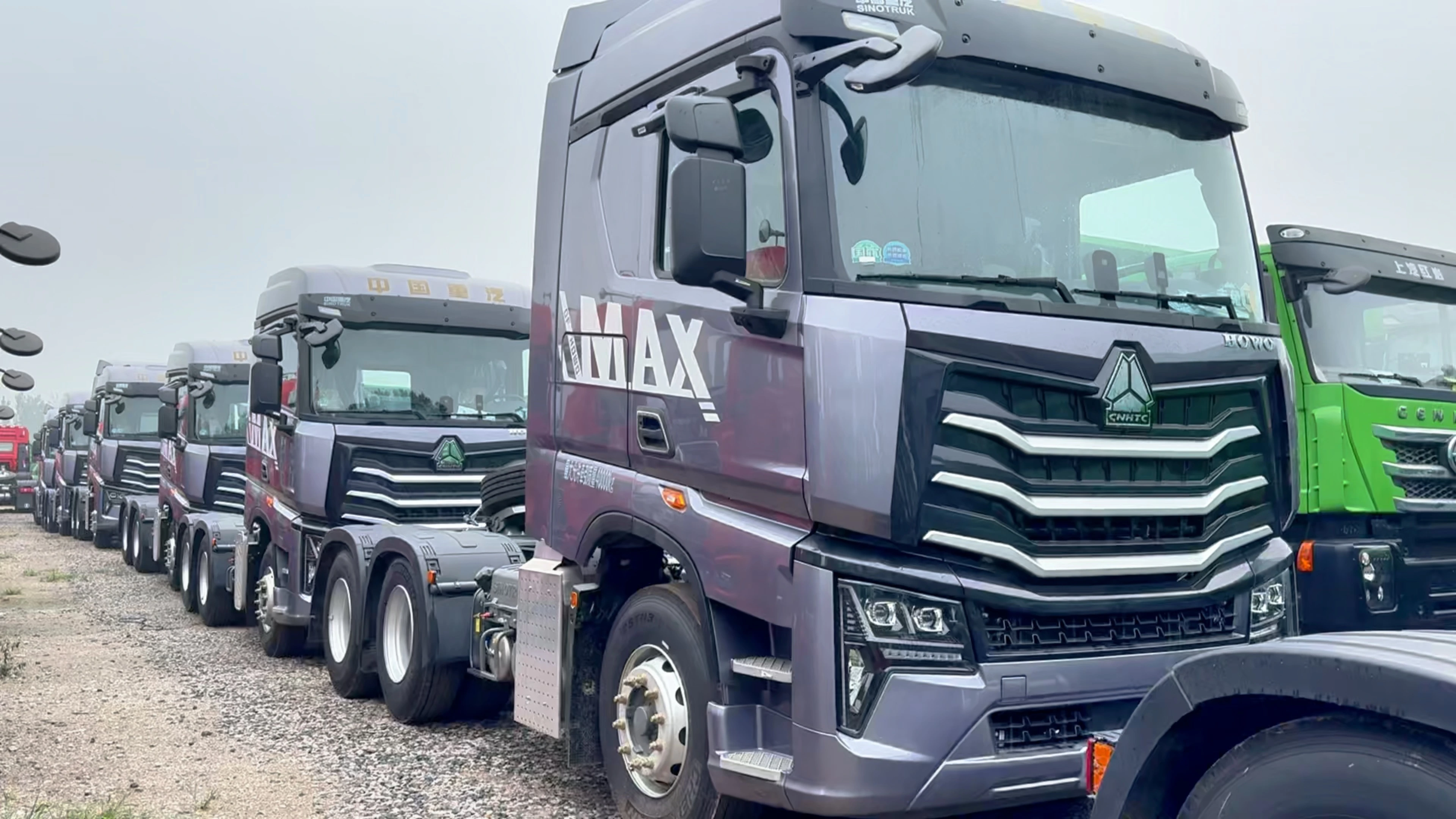 Sinotruk Tractor Head Gray HOWO MAX Flagship 540HP 6X4 Intelligent Efficient Heavy-duty Long-haul Tractor 1