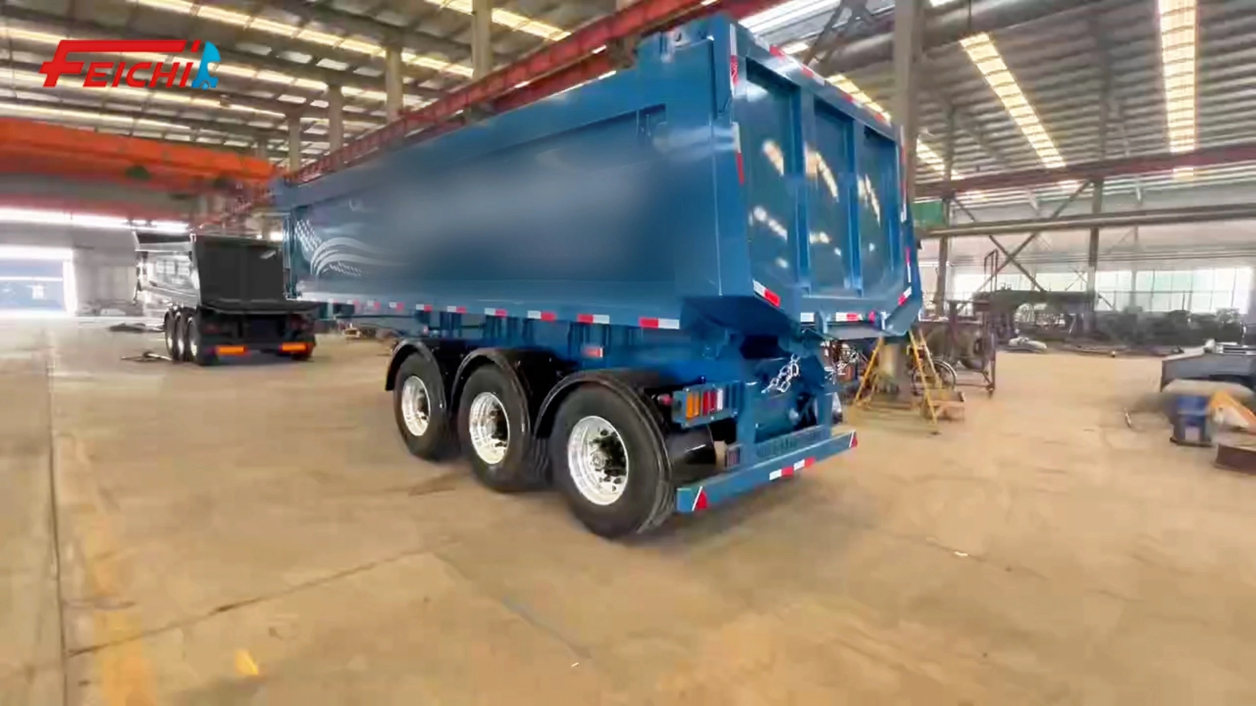 مقطورة نصف مقطورة قلابة خلفية ثلاثية المحاور مصنوعة من الفولاذ عالي القوة لنقل المعادن 1