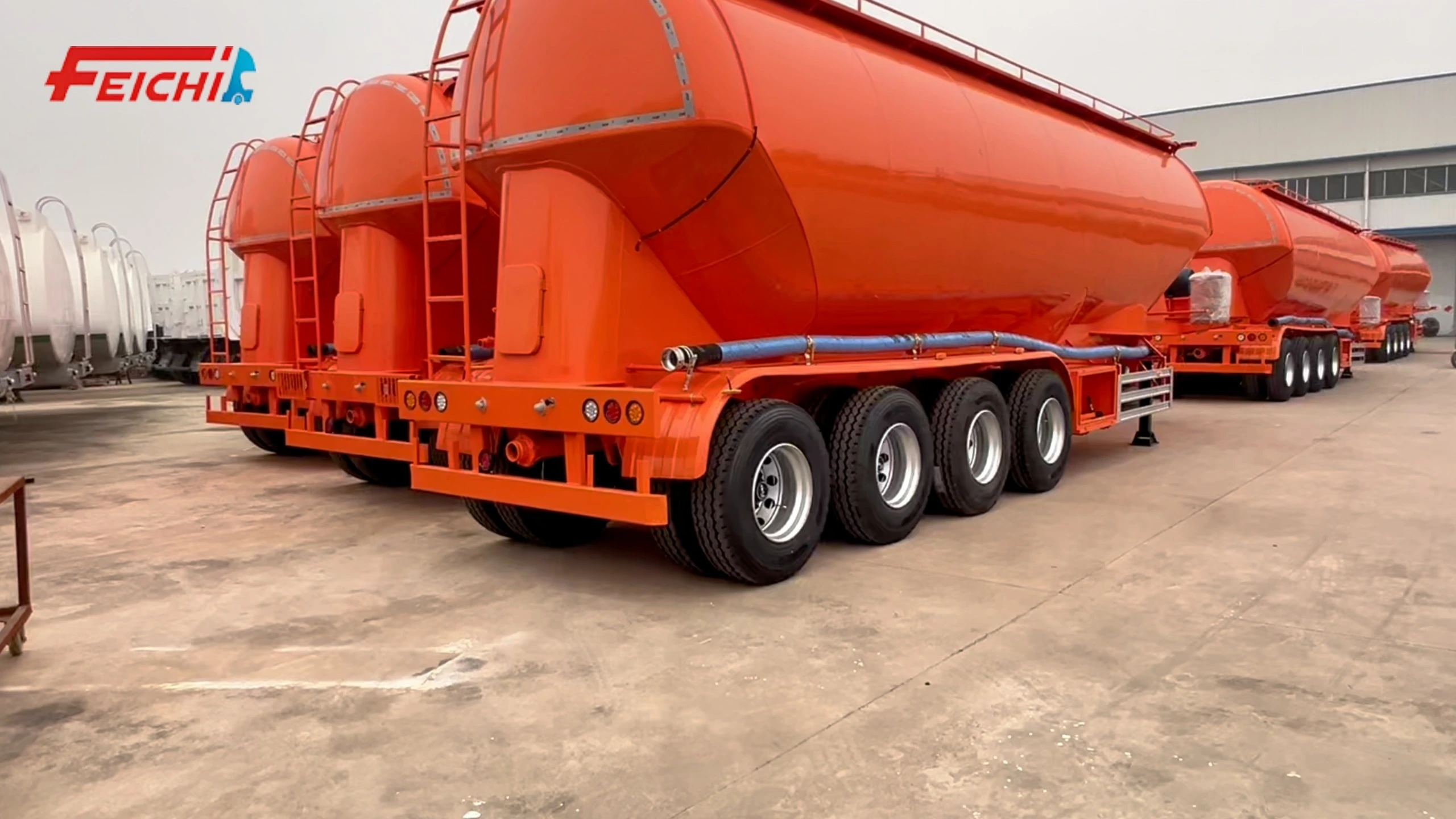 شاحنة نصف مقطورة مجهزة لنقل المواد الجافة والمسحوق، مزودة بخزان أسمنت سائب رباعي المحاور. 1