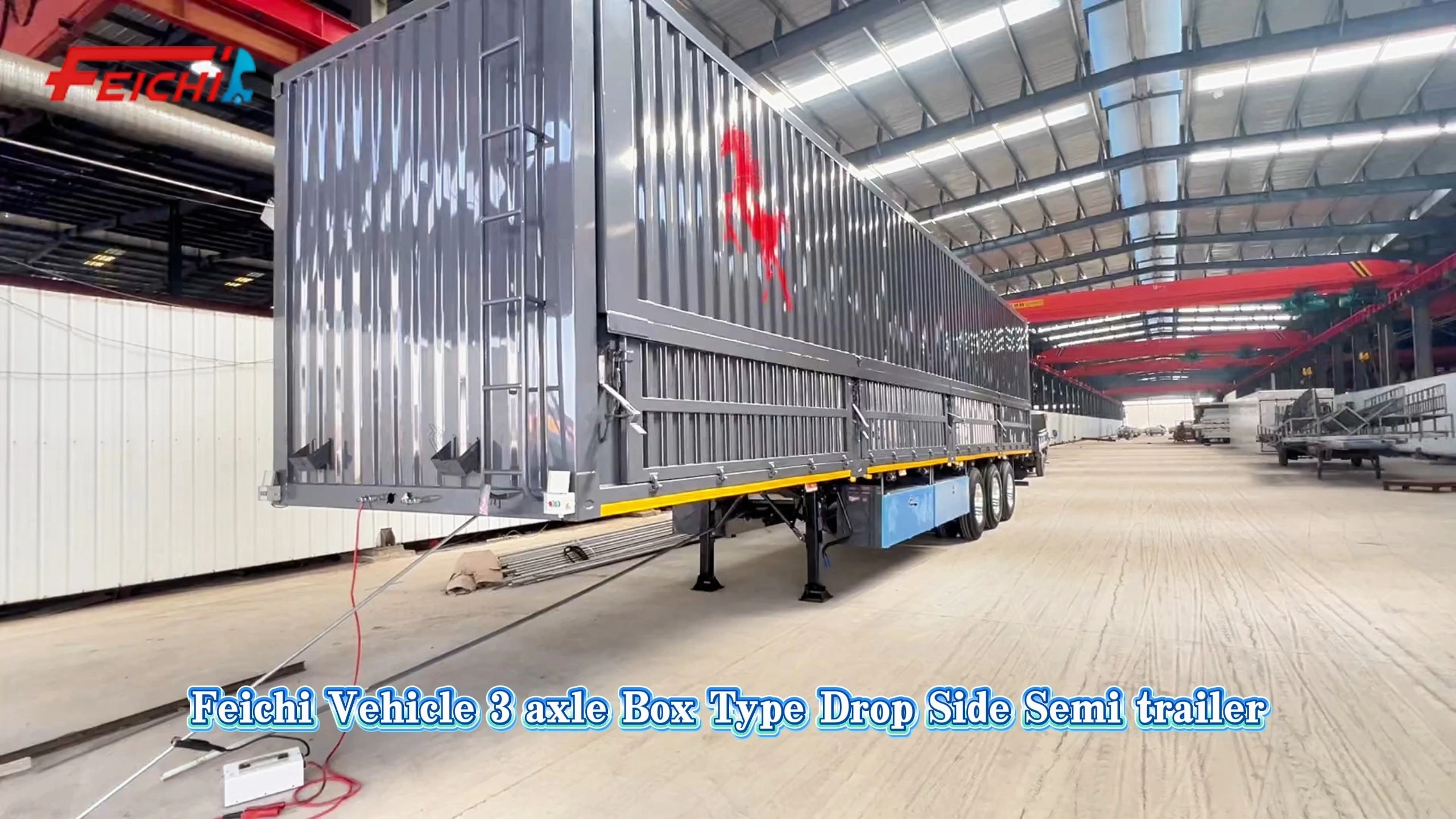 Semi-remorque à ailes caissonnées en acier à 3 essieux, capacité de charge utile supérieure à 30 000 kg 1