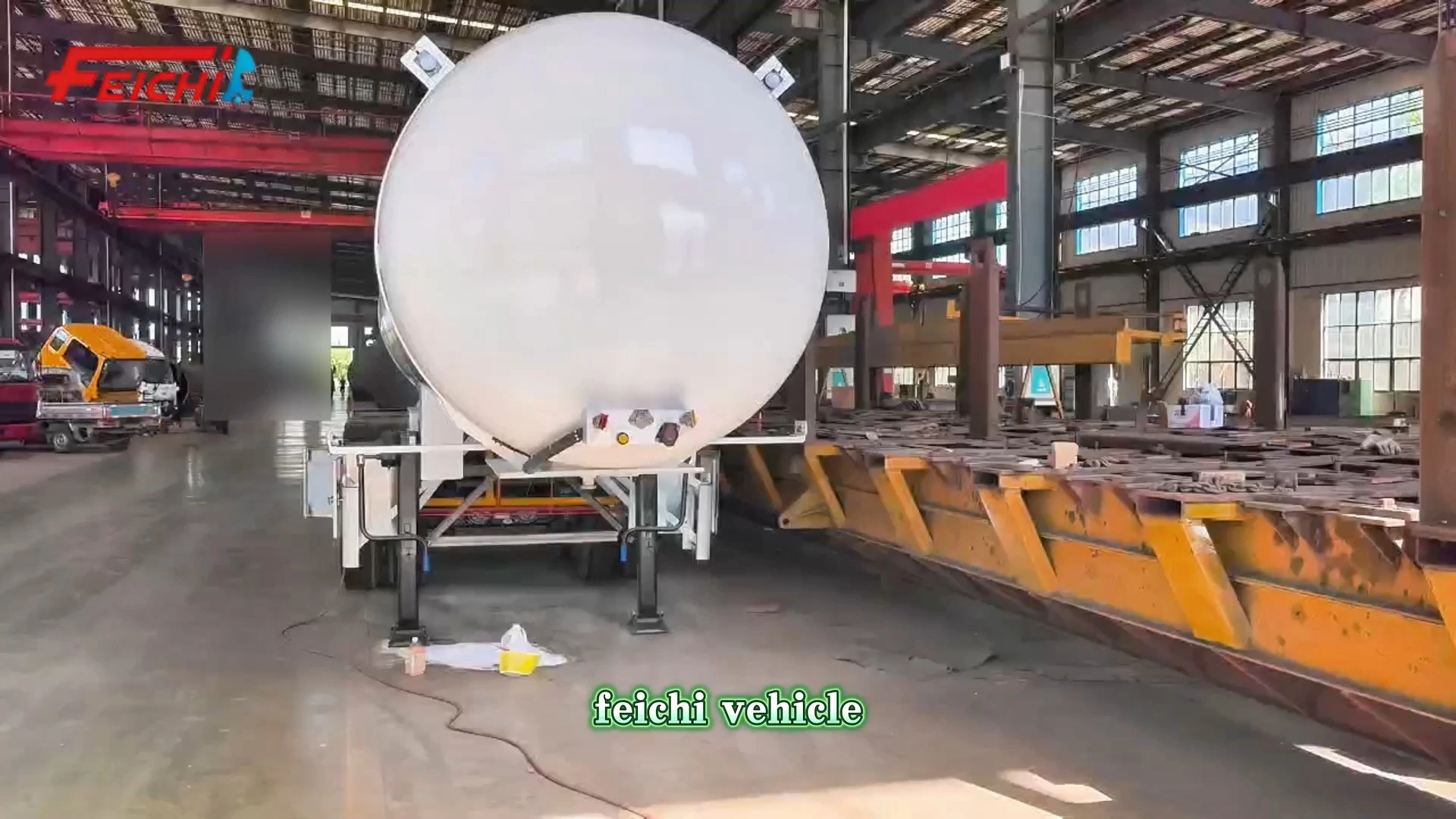 Двухосный полуприцеп FEICHI с резервуаром для сжиженного газа объемом 20 кубических метров 1
