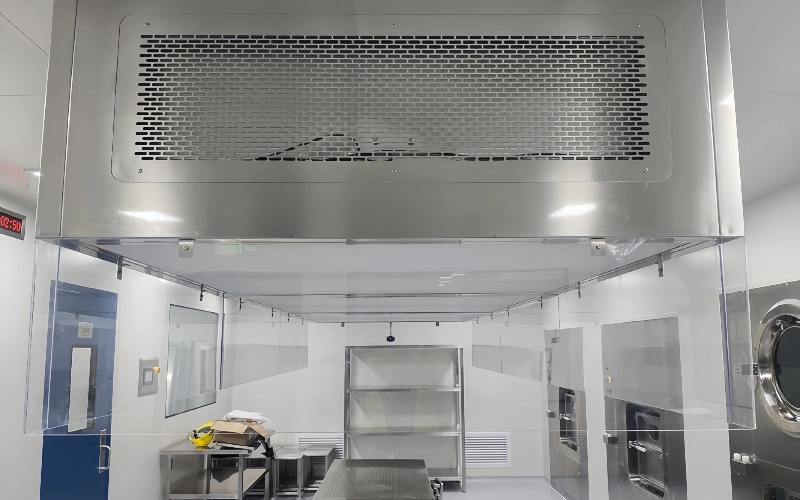 Class A laminar flow hood for local decontamination (ISO Class 5) 1