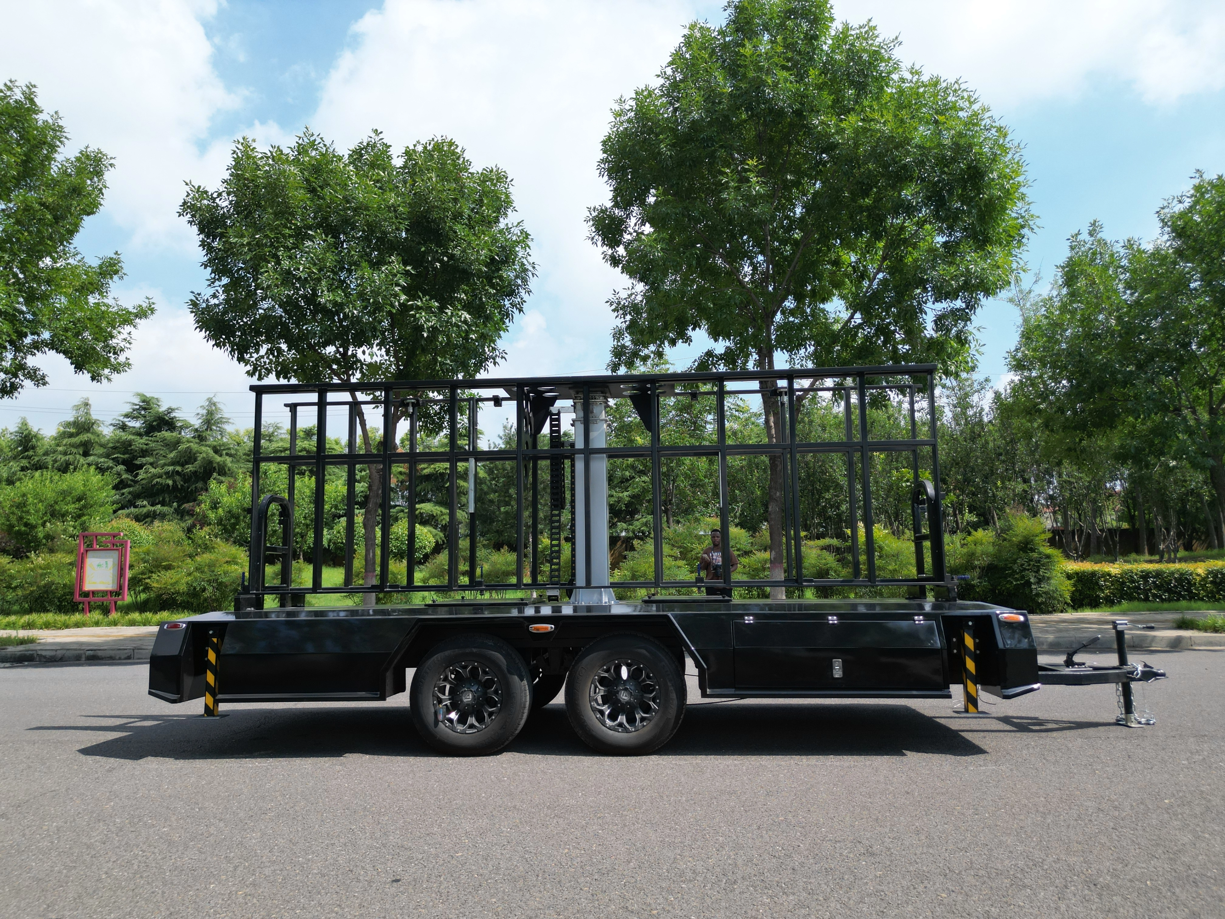 Sinoswan SL60 Mobile LED Trailer – 6x3m 360° Rotating Outdoor Advertising Display 1