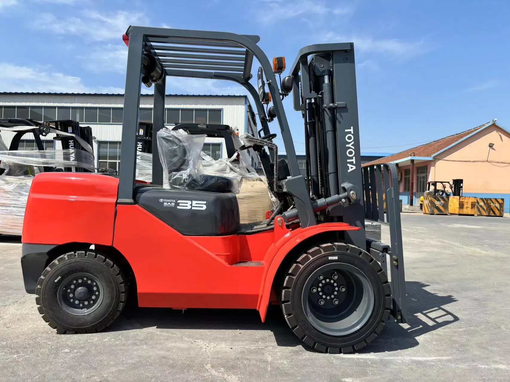 Japanese Engine Forklift Lifting Capacity 3ton 4 Wheels In Front Japan Brand Toyota New 3.5 Ton Forklift Low Price For Sale 1