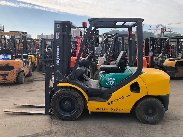 Second hand Komatsu Original Japan Forklift Truck3 Ton Used Diesel Fd30 Fd80 Fd50 For Sale 1