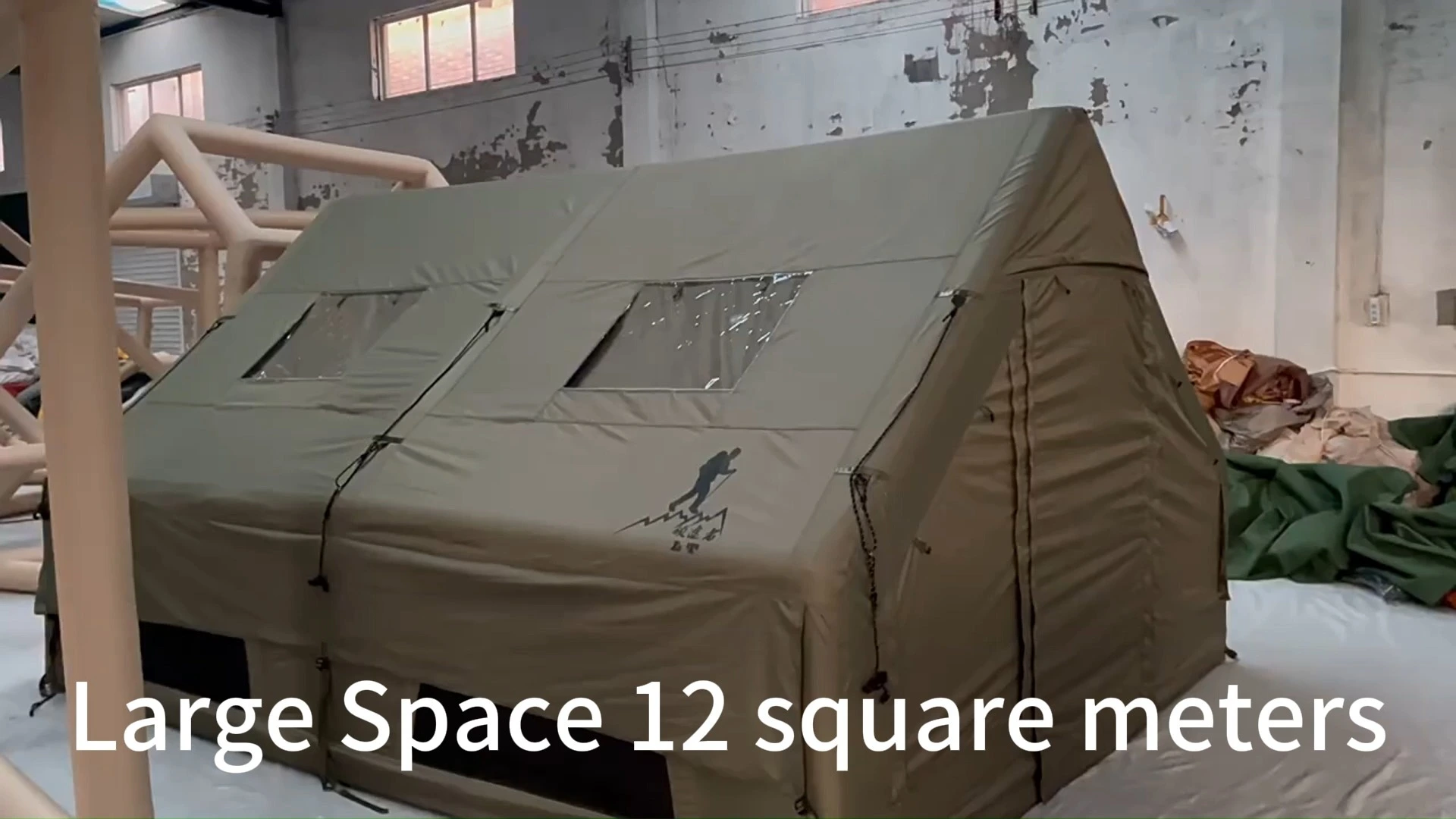 خيمة عائلية كبيرة قابلة للنفخ من كامبشل، مقاومة للماء والأشعة فوق البنفسجية، بمساحة 12 مترًا مربعًا، بدون دعامة أرضية. 1