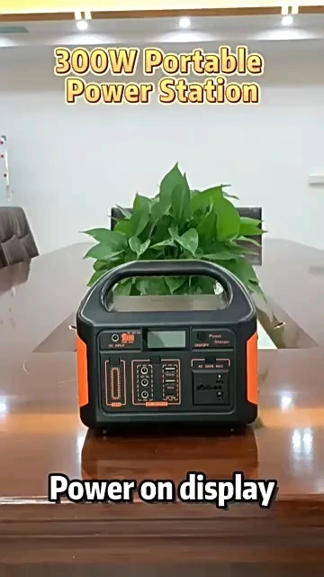 جهاز تخزين الطاقة بقدرة 300 واط، يعمل ببطاريات الليثيوم أيون، لتوليد الطاقة الكهروضوئية، للاستخدام المنزلي المحمول، مزود بإضاءة LED للطوارئ، وطاقة متنقلة للاستخدام الخارجي. 1