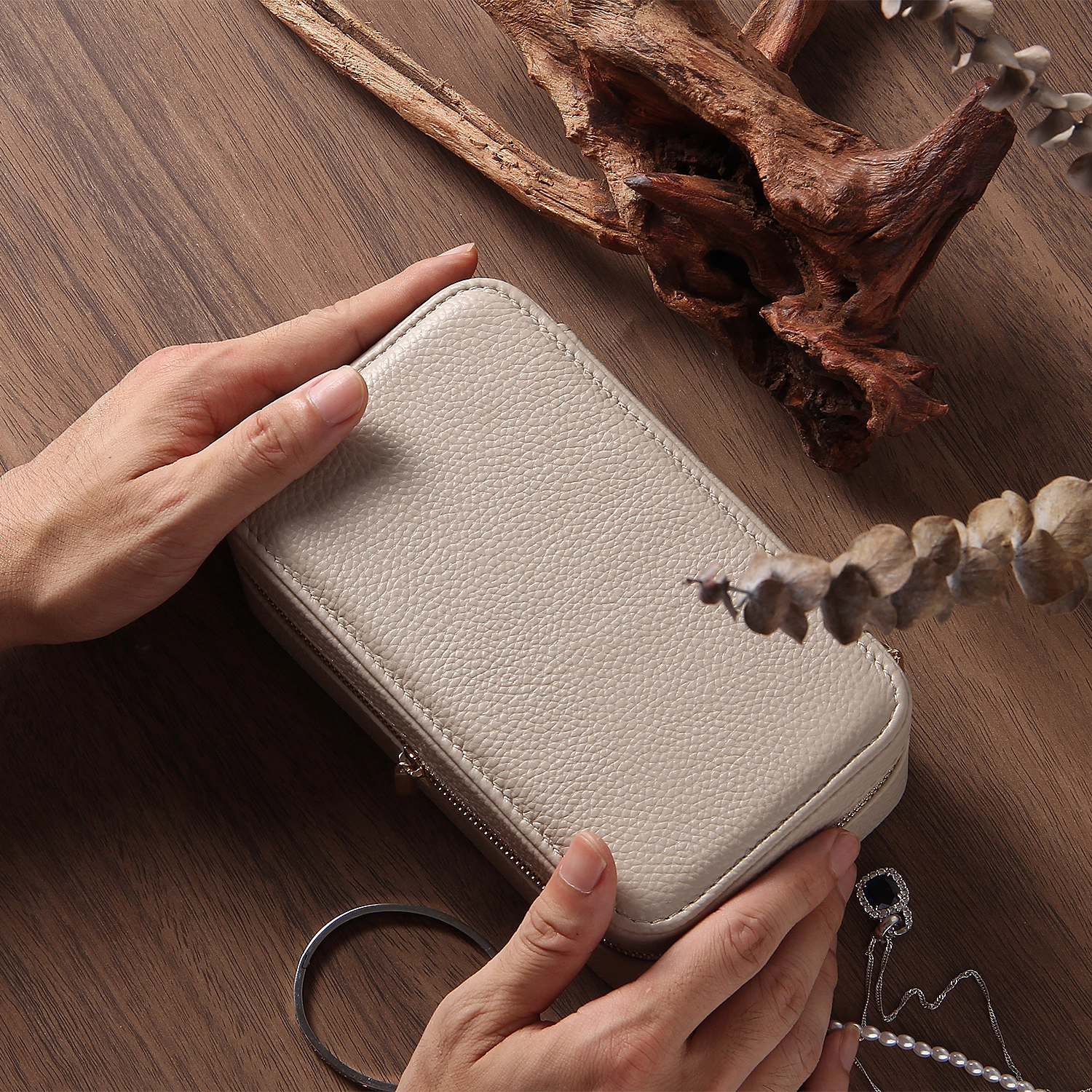 Solución de almacenamiento de accesorios adecuada para llevar por el estuche de joyería de viaje de la moda de las damas almacenamiento práctico y elegante 1