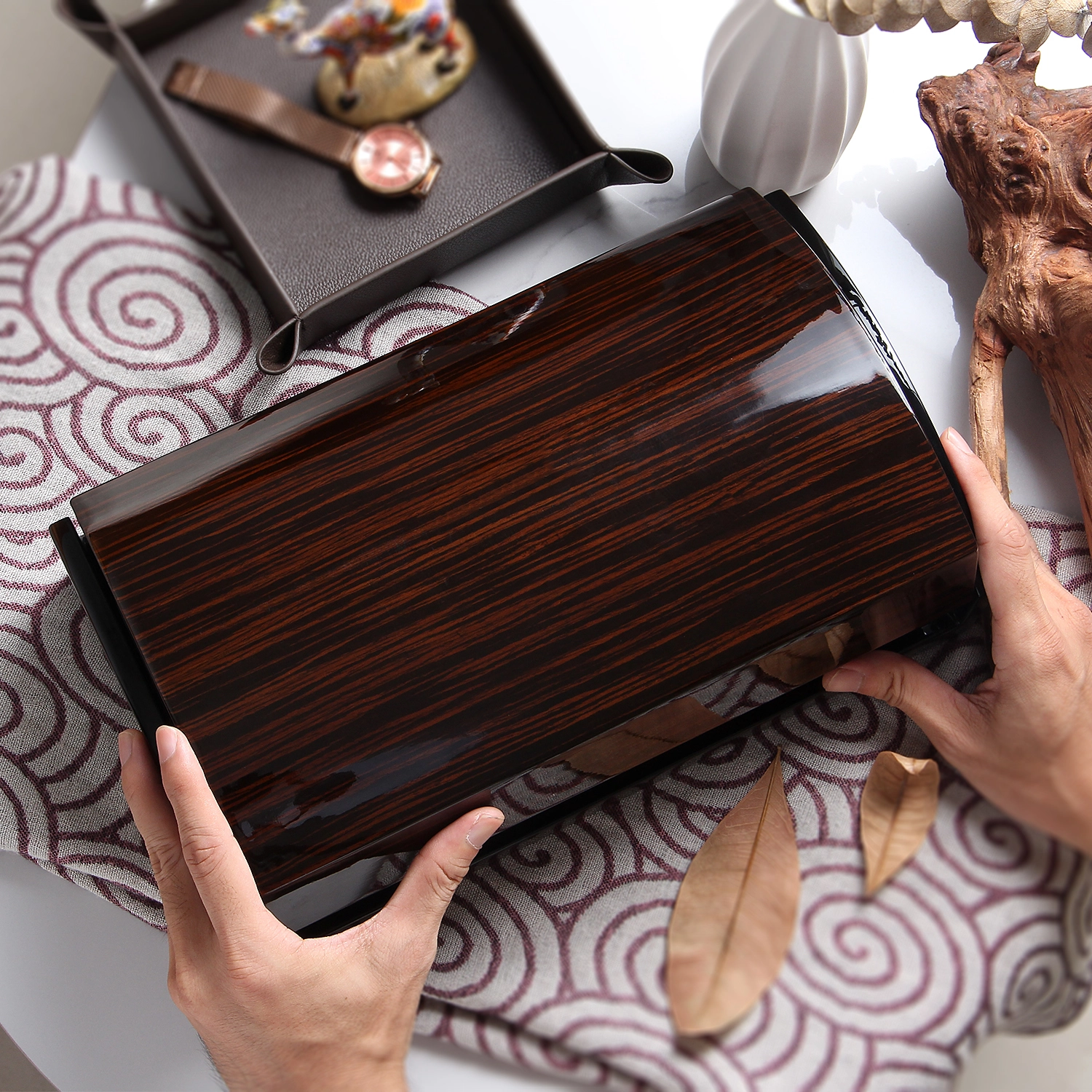 Caja de botella de perfume de madera de lujo personalizada con acabado de laca de piano 1