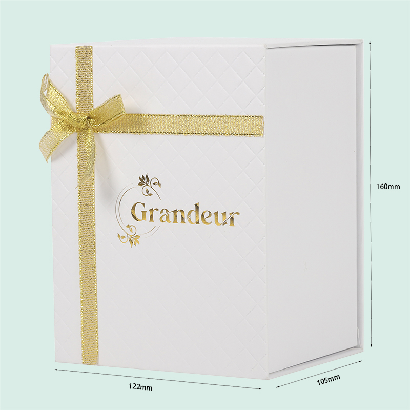 Boîte magnétique en carton rigide sur mesure avec gaufrage et logo en feuille d'or d'ipack 1