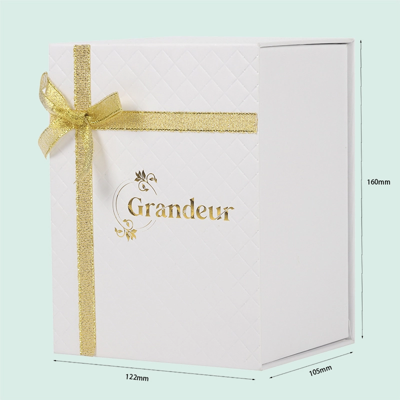 Maßgeschneiderte Magnetbox aus stabilem Karton mit Prägung und Goldfolienlogo von ipack 1