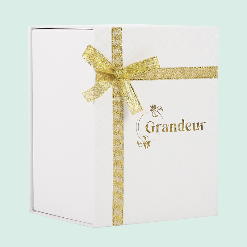Boîte magnétique en carton rigide sur mesure avec gaufrage et logo en feuille d'or d'ipack 2