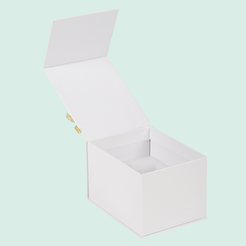 Boîte magnétique en carton rigide sur mesure avec gaufrage et logo en feuille d'or d'ipack 4