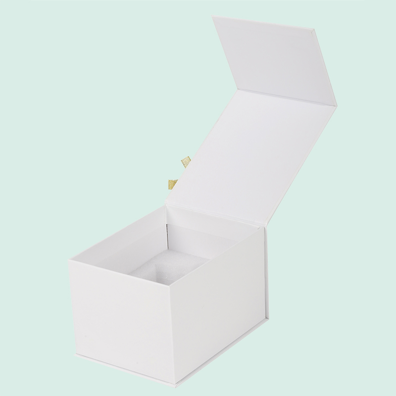 Boîte magnétique en carton rigide sur mesure avec gaufrage et logo en feuille d'or d'ipack 6