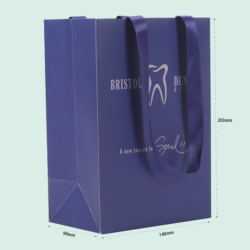 Sacs en papier imprimés personnalisés en gros, sacs en papier rigides à la mode, emballage de vêtements de détail, sac cadeau d'achat d'IPACK 1