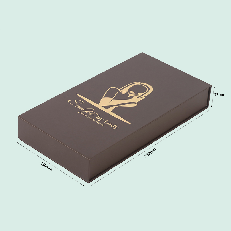 Embalagem personalizada de luxo em caixa magnética marrom escura com espuma de esponja inserida, da IPACK. 1