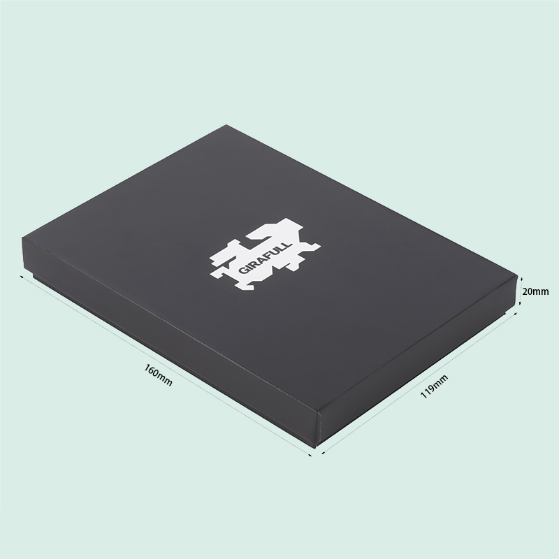 Luxuriöse Geschenkverpackung mit niedriger Mindestbestellmenge: Deckel und Boden einer schwarzen Geschenkbox aus Karton mit Schaumstoffeinlage, hergestellt von IPACK. 2