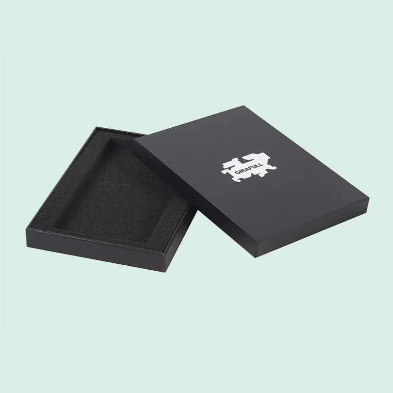 Luxuriöse Geschenkverpackung mit niedriger Mindestbestellmenge: Deckel und Boden einer schwarzen Geschenkbox aus Karton mit Schaumstoffeinlage, hergestellt von IPACK. 1