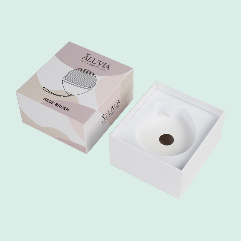 Белая коробка с крышкой и основанием из ЭВА-материала, с картонной вставкой, CMYK-печатью. Уникальная коробка от фабрики IPACK. 1