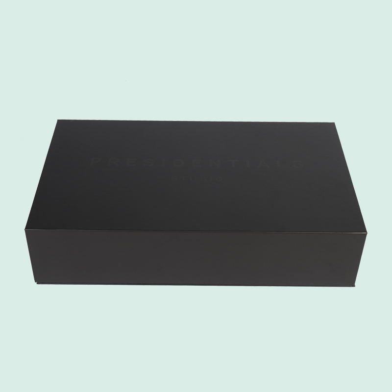 Individuell gestaltbare Geschenkboxen mit schwarzem Magnetverschluss im Großhandel direkt vom Hersteller IPACK 3