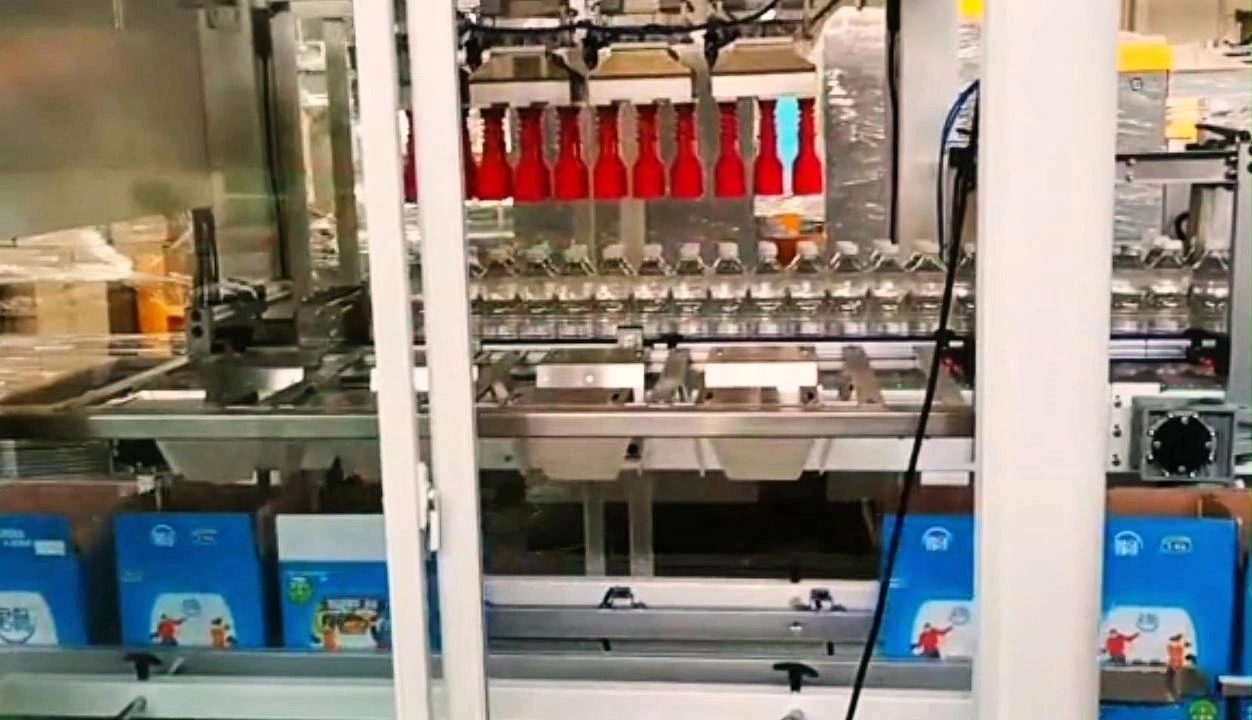 Drop-down case packer For plastic round bottles 1