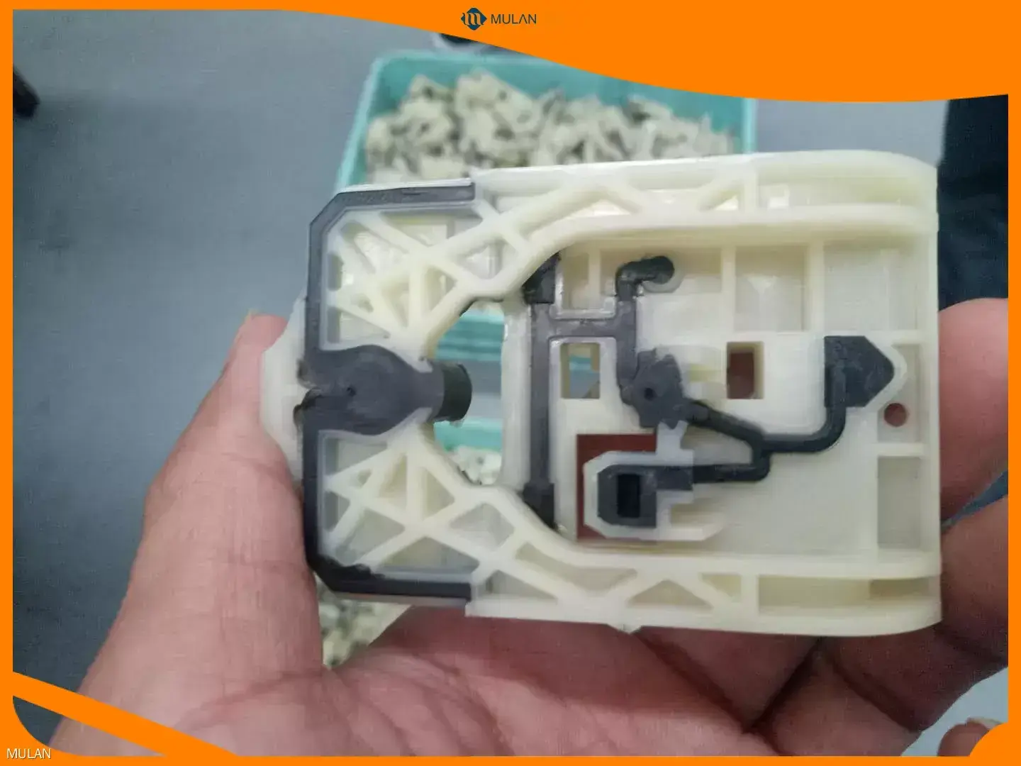 MULAN | top overmolding metal with plastic trader 1