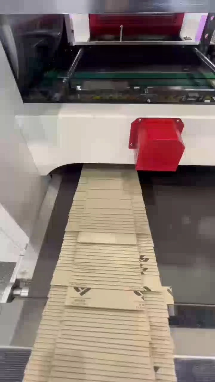 Corner Cutting & Grooving Machine With Paperboard Slitting For Grey Board 1