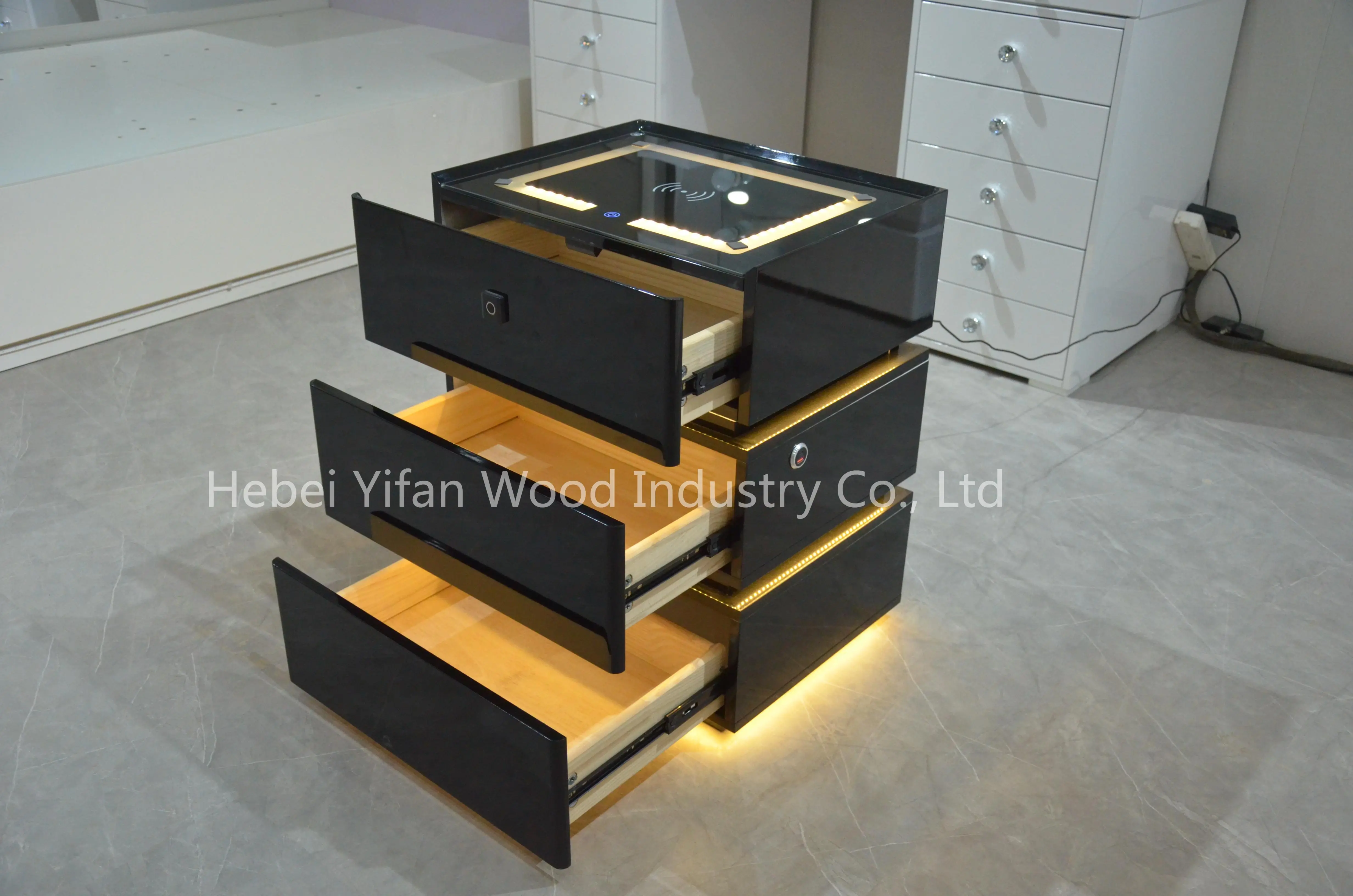 Mesa de cabeceira inteligente com pintura de alto brilho, luz LED, trava de impressão digital, alto-falante Bluetooth, carregamento sem fio, USB 1