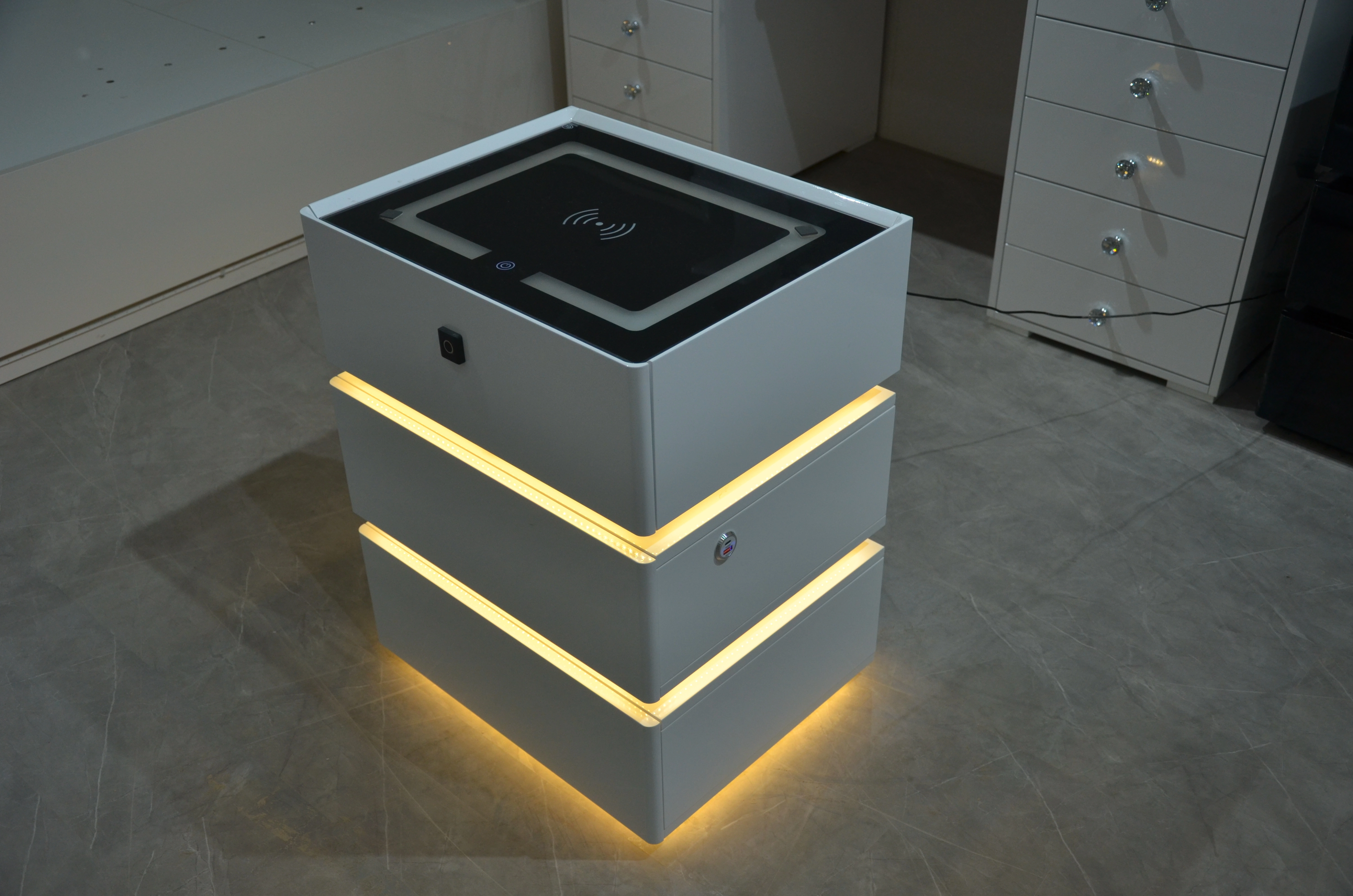Mesita de noche inteligente blanca de 3 cajones con cajones sólidos y luz LED, cerradura con huella dactilar, carga inalámbrica, altavoz Bluetooth.1756107893250708 1