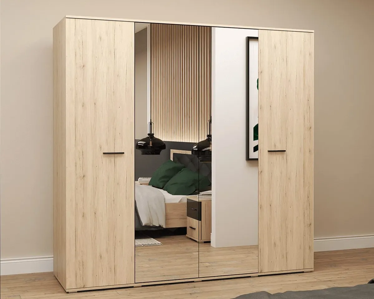 Armario de madera clara con puertas de espejo: una solución de almacenamiento elegante para dormitorios modernos 2