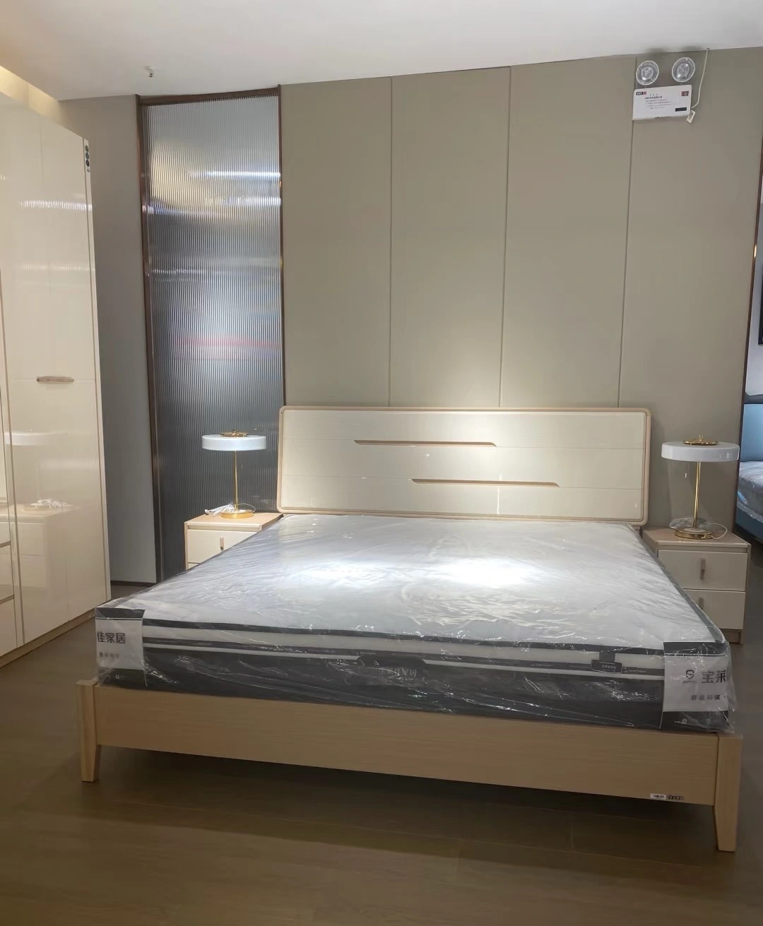 Modern Style Cream White Lacquered King&Queen Size Bedroom Bed 1