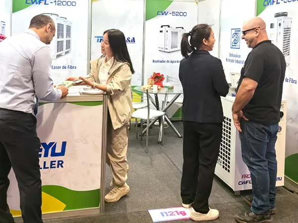TEYU representatives at Booth I121g at the EXPOMAFE 2025 exhibition in São Paulo, Brazil