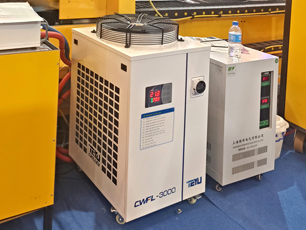  TEYU CWFL-3000 Индустриски ладилник за ладење на машини за сечење со фибер ласер од 3000W