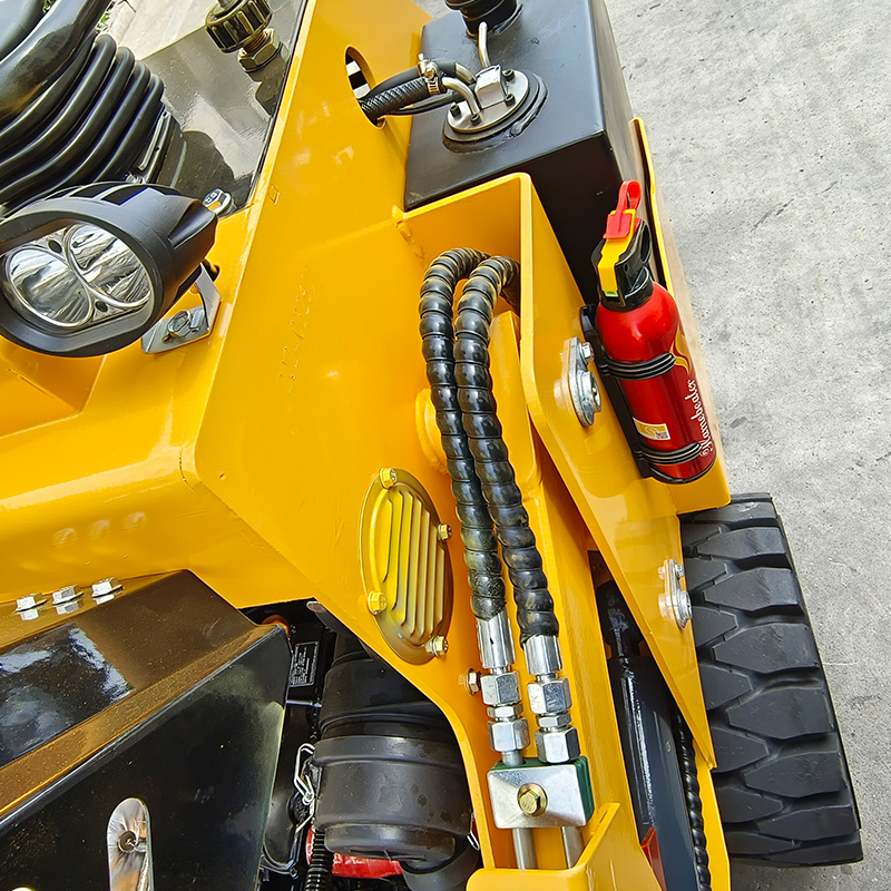 クボタ スキッドホイールローダー CE認証エンジン搭載 0.4トン