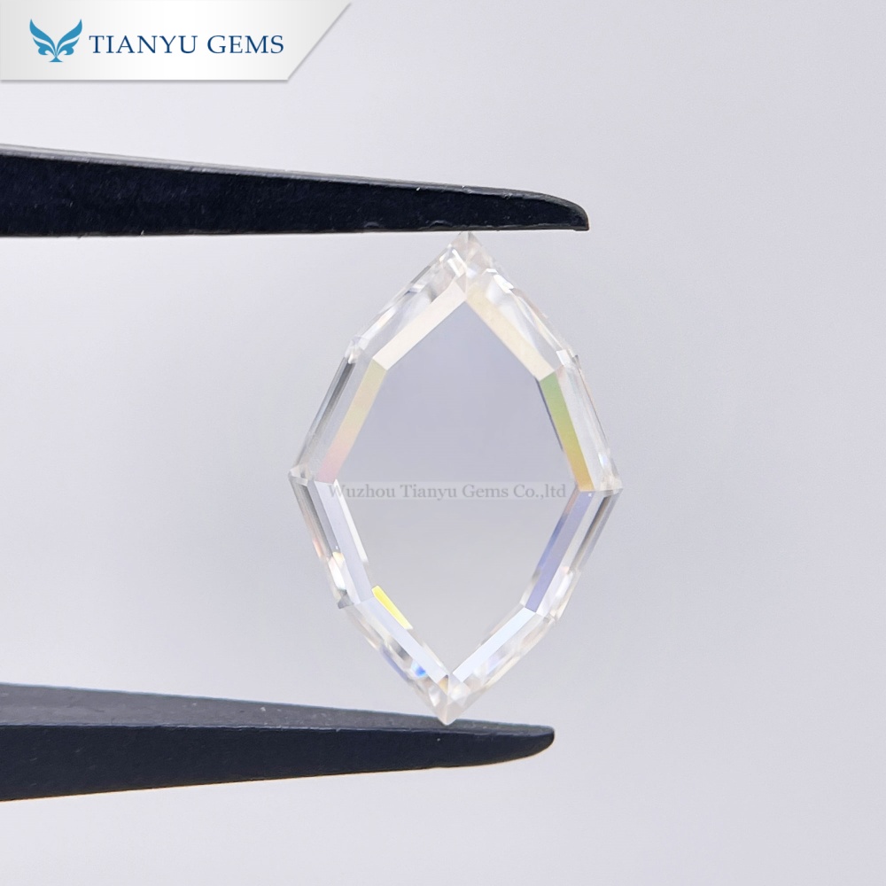 ホワイトマーキスポートレートカットモアッサナイトダイヤモンド